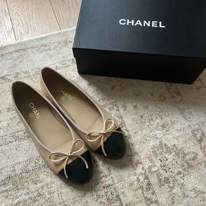 Chanel Women's Beige and Black Ballet Flats
